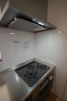 【キッチン】 | 【仲介手数料無料！！】国立市西1丁目　新築戸建て（全7区画）D号棟　6380万円 | フラット型レンジフード