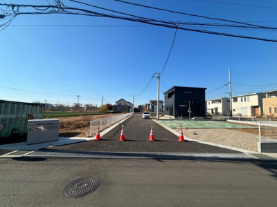 【前面道路含む現地写真】 | 【真鍋第2期　現地外観】
※令和7年11月時点
