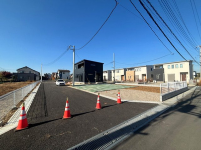 【前面道路含む現地写真】 | 【真鍋第2期　現地外観】
※令和7年11月時点
