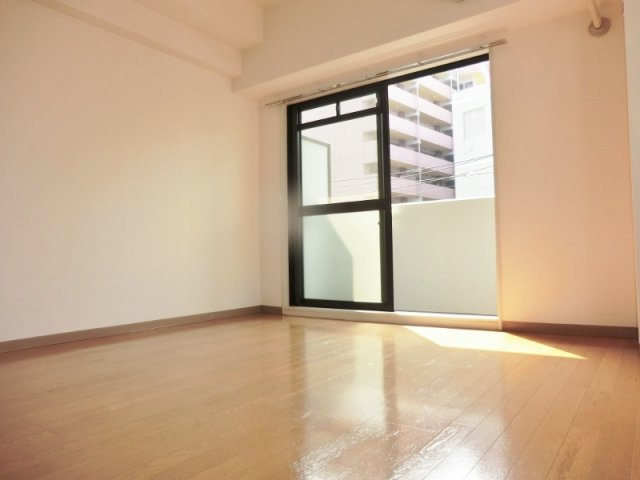 シャンフレア北浦和の居間・リビング|★明るい日差しが入る居室です。★