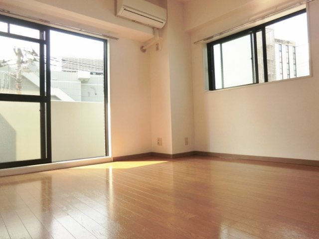 シャンフレア北浦和の洋室|★人気の角部屋２面採光の洋室です。★