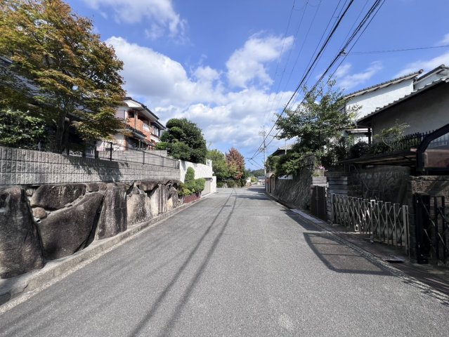 奈良市藤ノ木台3丁目　戸建の前面道路含む現地写真|前面道路幅員は6ｍです。