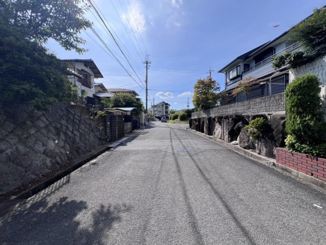 奈良市藤ノ木台3丁目　戸建の前面道路含む現地写真|前面道路幅員は6ｍです。