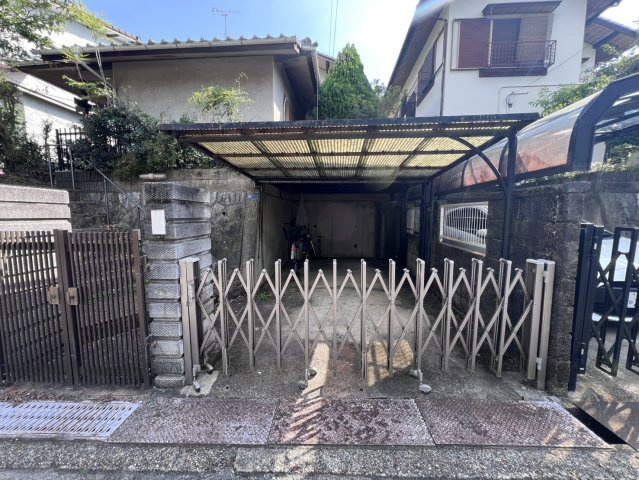 奈良市藤ノ木台3丁目　戸建の外観|駐車場1台分ございます。