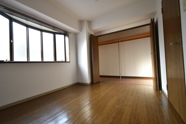 ｸﾞﾘｰﾝﾋﾙﾄﾐﾀの洋室|落ち着いた色調の洋室です