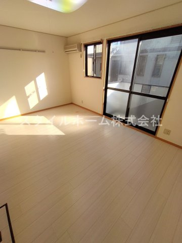 パーク柱の居間・リビング|別部屋写真です。