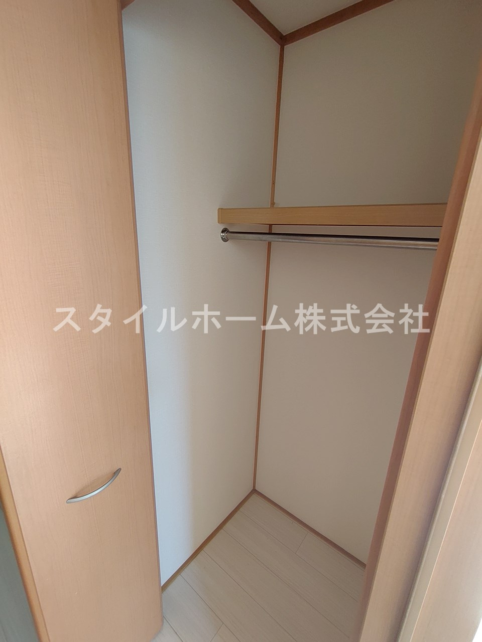 パーク柱の収納|別部屋写真です。