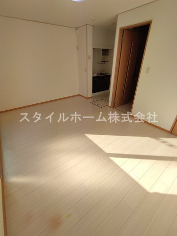 パーク柱の居間・リビング|別部屋写真です。