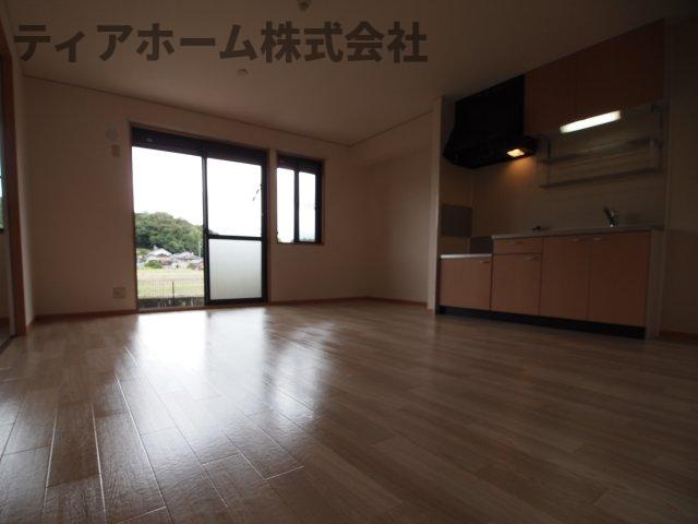 北葛城郡上牧町大字中筋出作の賃貸マンションの居間・リビング|おしゃれなリビングです