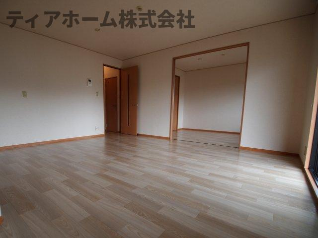 北葛城郡上牧町大字中筋出作の賃貸マンションの居間・リビング|ゆったり過ごせるリビングです