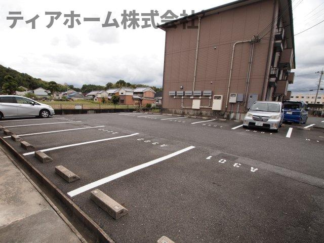 北葛城郡上牧町大字中筋出作の賃貸マンションの駐車場