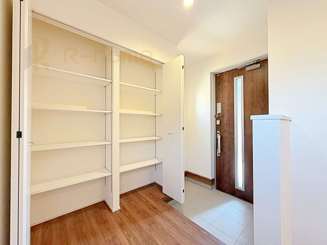 水戸市内原町第12　新築戸建て　1号棟の玄関|気持ちよくご家族やゲストを送迎できる穏やかな雰囲気の玄関♪大きな下駄箱で玄関廻りスッキリ♪