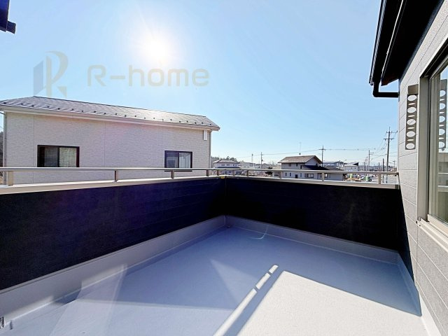 水戸市内原町第12　新築戸建て　1号棟のバルコニー|奥行きのあるバルコニーは、お子様をプールで遊ばせたり、カフェテラス風にしたり多目的に利用できます♪