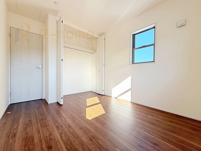 水戸市内原町第12　新築戸建て　1号棟の洋室|どんな部屋家具も合わせやすいシンプルな洋室！
たっぷりの日差しと心地よい風が舞い込む住まい♪