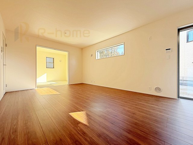 水戸市内原町第12　新築戸建て　1号棟の居間・リビング|広くてとっても明るいLDK♪ストック品などの収納に便利なパントリー付き♪