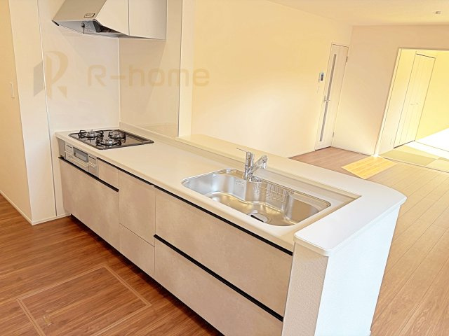 水戸市内原町第12　新築戸建て　1号棟のキッチン|料理をしながら家族とコミュニケーションが取れる対面式システムキッチン。