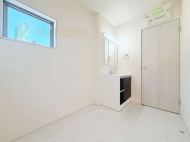 水戸市内原町第12　新築戸建て　1号棟の洗面所|三面鏡の使いやすい洗面台です。忙しい朝も家族みんなで身支度可能なスペース。