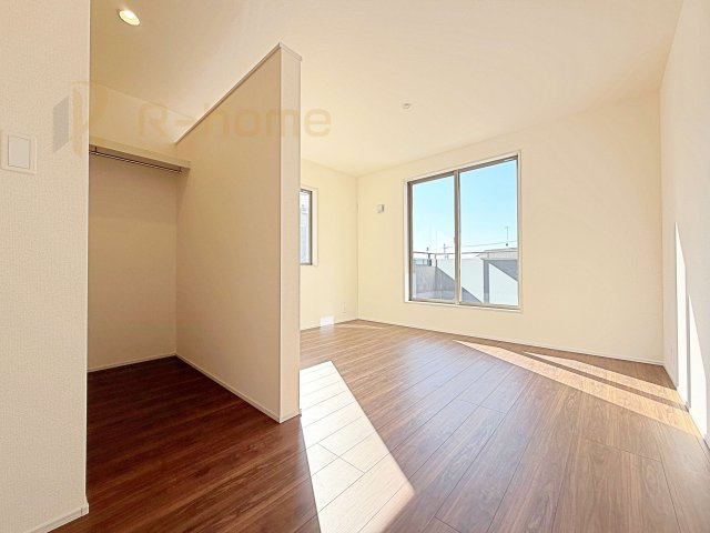 水戸市内原町第12　新築戸建て　1号棟の洋室|収納便利なウォークインクローゼット付きの洋室♪
明るく風通しの良いお部屋です♪