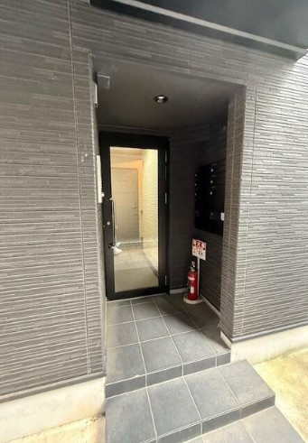 ルネコート高砂WESTのエントランス