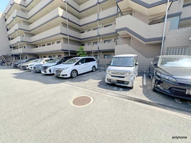 ル・アン緑地　仲介手数料無料の駐車場