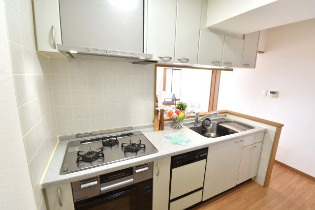 三の丸グランキャッスルタワーのキッチン|ワイドなカウンターと高い収納力で、ご夫婦で、またお子様と一緒に料理をするにも十分な広さ。奥様の動線を考えたキッチンです。
