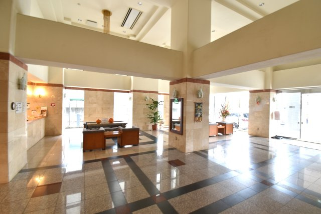 三の丸グランキャッスルタワーのエントランス|ちょっとお待ちいただくお客様にも失礼のない、シックなエントランス。２４時間の有人管理で小さなお子様も安心。エアコンも完備されています。宅配ボックスや、トイレもございます。