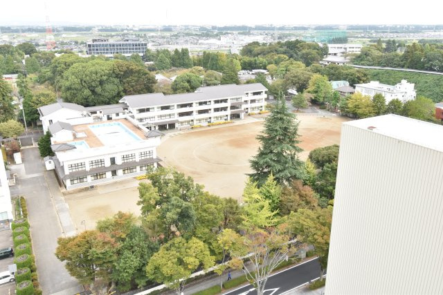 三の丸グランキャッスルタワーの展望|マンションの眼下には三の丸小学校が見えます。お子様が校庭で手を振れば振り返せる距離感です。通学にも忘れ物があっても安心(笑)。