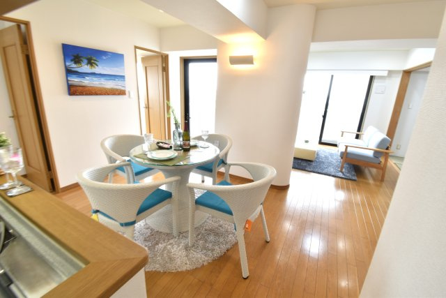 三の丸グランキャッスルタワーの居間・リビング|キッチン・ダイニング中心の適度な距離感を感じられる空間です。