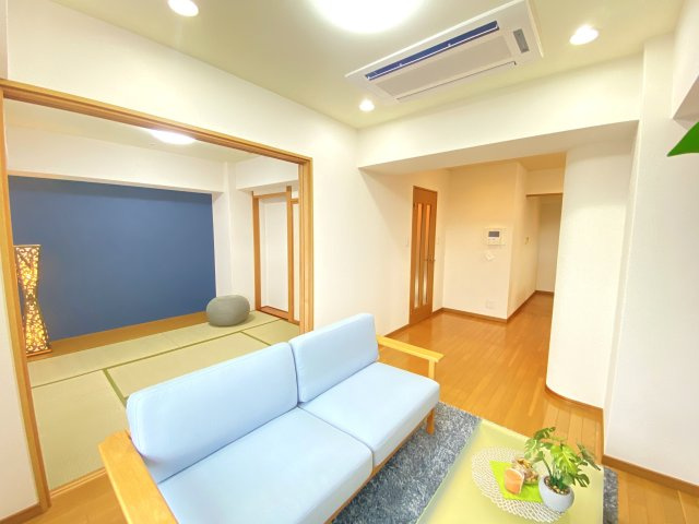 三の丸グランキャッスルタワーのその他|リビングからキッチン、和室まで適度な距離感で暮らし充実。ワイドなリビングの窓からもたくさんの光が入り会話が弾む空間です。天井カセット型エアコンは新品交換済みです。