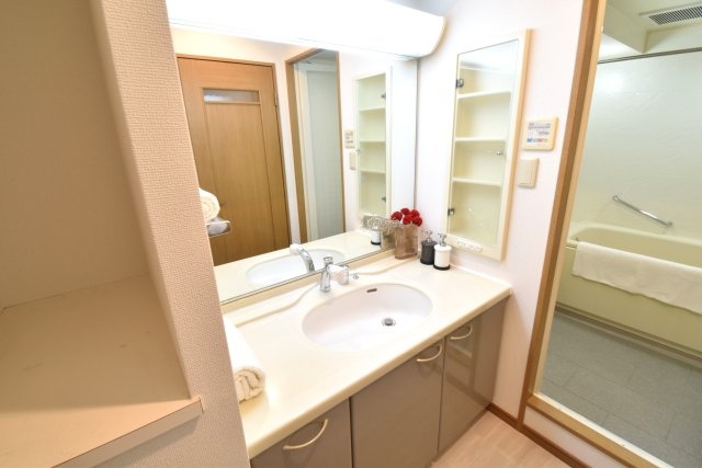 三の丸グランキャッスルタワーの洗面所|見た目の美しさだけではなく、機能性も追求したカウンターのある広い独立洗面化粧台。
身だしなみチェックや歯磨きなど、朝の慌ただしい時間でも余裕を感じて頂けます。