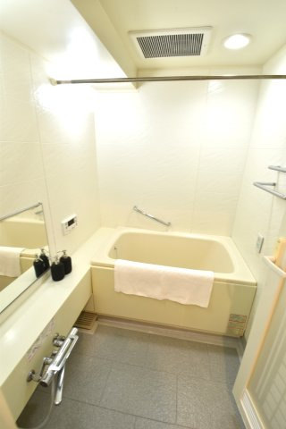 三の丸グランキャッスルタワーの浴室|浴槽への出入りが安全な低床タイプのユニットバスです。洗い場は滑りにくい速乾床ですので、お子様やご高齢の方にも安心です。自動お湯張りに追焚機能付きです。