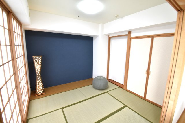 三の丸グランキャッスルタワーの和室|たっぷりの陽光差し込む和室！アクセントクロスでお洒落に♪収納スペースも十分。お布団や、お子様のおもちゃまでスッキリ片付きます。