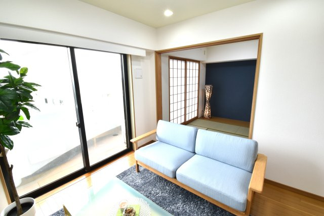 三の丸グランキャッスルタワーの居間・リビング|リビングが、明るいファミリー空間を演出。明るい光が毎日の生活に溶け込みます。家族が毎日顔を合わせる素敵な空間です。