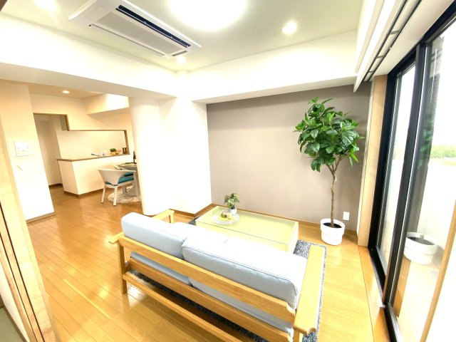 三の丸グランキャッスルタワーの居間・リビング|リビングは家族が自然と寛げる場所。きっといつもの何気ない会話も楽しくなりますね！ここから始まる「日常」がご家族にとってかけがえのない時間となりますように。
天井カセット型エアコンは新品交換済みです。