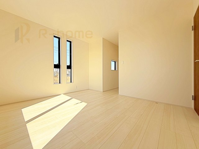 水戸市内原町第12　新築戸建て　2号棟の洋室|収納便利なウォークインクローゼット付きの洋室♪
明るく風通しの良いお部屋です♪
