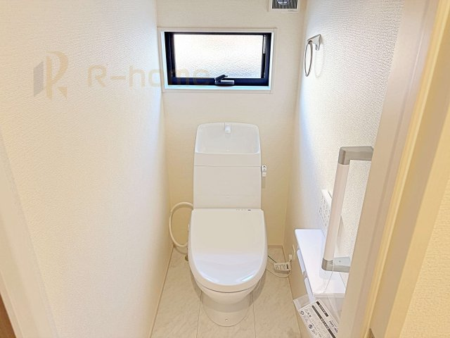 水戸市内原町第12　新築戸建て　2号棟のトイレ|温水洗浄便座付きのトイレ。
トイレが２ヵ所設置で朝の忙しい時間でも安心です。
