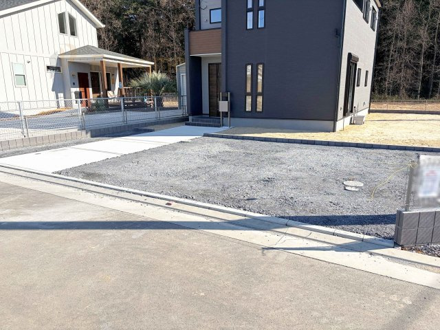 水戸市内原町第12　新築戸建て　2号棟の駐車場|カースペースは3台完備。ゲスト用のスペースも確保できますね♪