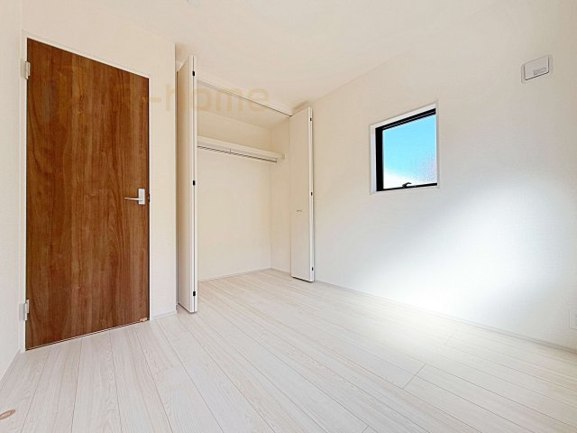 水戸市内原町第12　新築戸建て　2号棟の洋室|どんな部屋家具も合わせやすいシンプルな洋室！
たっぷりの日差しと心地よい風が舞い込む住まい♪