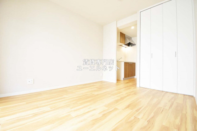 【寝室】 | COCORO吹田 | 明るく開放感のある居室で、自分だけのくつろぎ空間を。