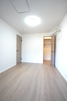 【洋室】 | 【上質リノベ】チュリス安芸中野 | 【洋室約6.2帖】
どんな家具や敷物でも部屋に馴染みやすく、
コーディネートがし易そうですね。
配置も柔軟に対応できるので身の回りの整理もし易い！
自分好みの空間に出来そうですね！