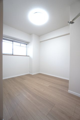 【洋室】 | 【上質リノベ】チュリス安芸中野 | 【洋室約4.1帖】
居室にはクローゼットを完備。
自由度の高い家具の配置が叶うシンプルな空間です。
お子様の成長と人数と共に必要になる
子供部屋にもぴったりの間取りですね。