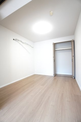 【洋室】 | 【上質リノベ】チュリス安芸中野 | 【洋室約4.9帖】
将来、ライフスタイルや家族構成が変わった時等、
第2子供部屋としても活用できそうですね！
勿論、壁掛けエアコンも取付が出来ますので、
快適な居室環境で過ごせそうです！