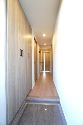 【玄関】 | 【上質リノベ】チュリス安芸中野 | 【玄関ホール】
人を迎え入れる最初の場所だからこそ、
清潔感があり纏まった空間にして頂ける様に
大型フローティングシューズBOXを設置。
照明はオートライト。消し忘れや
出入りが暗くならなく済みます！