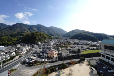 【展望】 | 【上質リノベ】チュリス安芸中野 | 【四季を感じる】
四季の移ろい・爽やかな青空や風を感じられ
自然を愉しめるパノラマビュー。
毎日の暮らしに余裕を感じさせてくれる、
遮る物の無い開放的な眺望を是非、ご堪能ください。