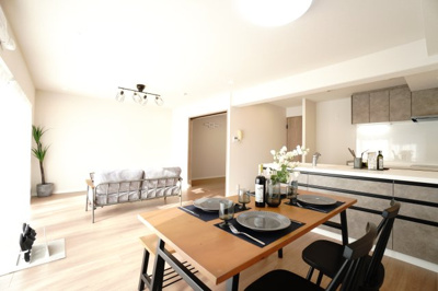 【居間・リビング】 | 【上質リノベ】チュリス安芸中野 | 【約18.7帖LDK】
今回のリノベスタイルは「デュオビスタ」
日常の中に気品あふれる空間を。そんな想いのこもったプランは、
日々の営みに、さらなる彩りを添えて暮らしを豊かにする。