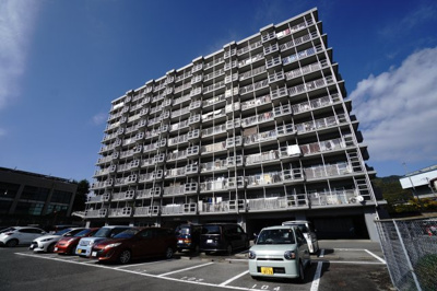 【外観】 | 【上質リノベ】チュリス安芸中野 | 【耐震性】
耐震性の高さを判断するポイントは、
建築確認申請日が1981年6月1日以降の
新耐震基準に適合しているかどうか。
震度６程度の大地震でも
建物が崩壊しないレベルが基準になりました。