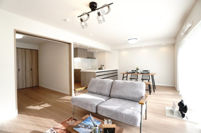 【居間・リビング】 | 【上質リノベ】チュリス安芸中野 | 【約18.7帖LDK】
キッチンスペースとはシームレスなデザインとすることで、
キッチンに立つ人が主役となれる、そんなレイアウトとなっていて
家族やゲストとのコミュニケーションが自然に生まれる。