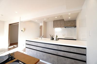 【居間・リビング】 | 【上質リノベ】チュリス安芸中野 | 室内（2025年11月16日12：00頃）撮影
