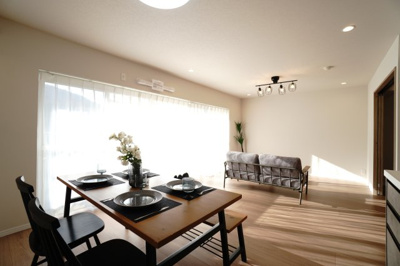 【キッチン】 | 【上質リノベ】チュリス安芸中野 | 【キッチンスペース】
今回のキッチンは料理をすることが楽しみになる心地よさで
家族みんなが使いたくなるようなワクワクいたします。
また、リビングから手元が見えないように配慮されたデザインも嬉しい♪