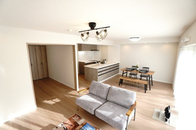 【居間・リビング】 | 【上質リノベ】チュリス安芸中野 | 【約18.7帖LDK】
窓から差し込む自然光がたっぷり入るリビングには
ホワイトやブラックといった色味を組み合わせると、
よりシンプルで上品な印象となり、上質感のある空間を楽しむことができます。